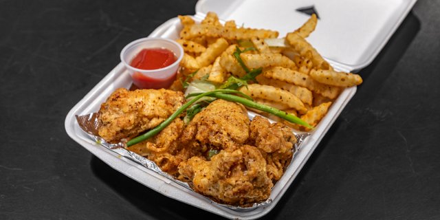 Chicken Wings w/ Fries