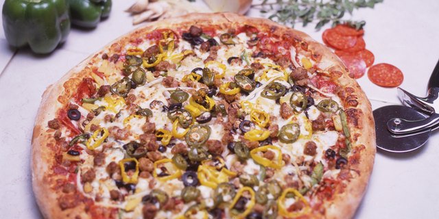 8" Deluxe Pizza