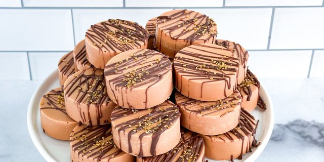 Salted Caramel Chocolate Dipped Oreo Cookies