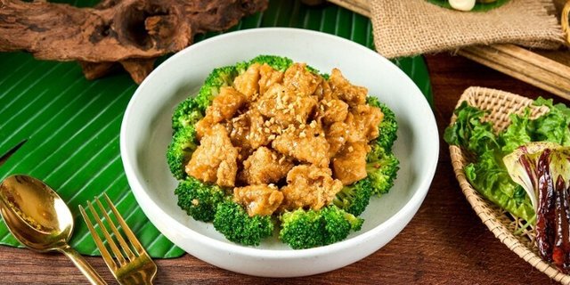 Crispy Garlic Chicken w/ Garlic Sauce