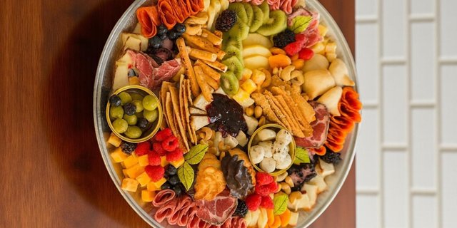 18" Round Charcuterie Board