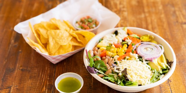 Vegetarian Salad Bundle (Chips & Salsa)