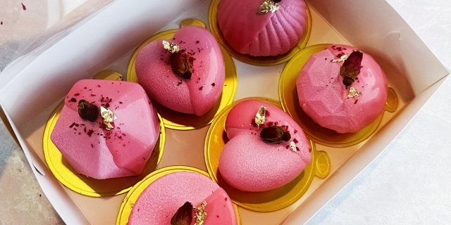 Red Velvet Strawberry Mini Mousse Cake
