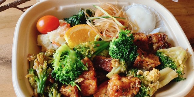Deluxe Gluten-Free Sesame Tofu w/ Broccoli Bento Box