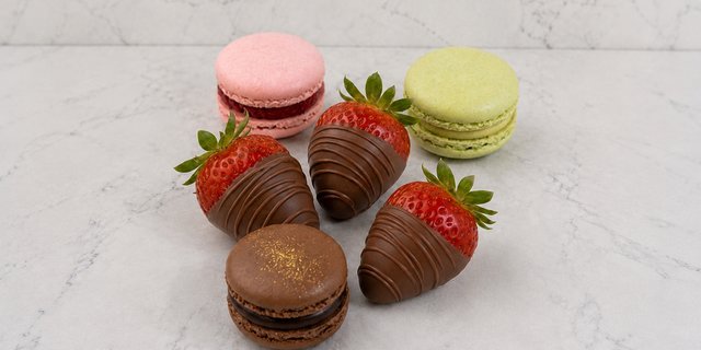 Special Organic 3 Belgian Chocolate Covered Strawberries & 3 French Macarons