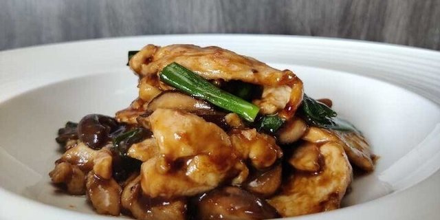 Chicken w/ Mixed Mushroom Half Tray