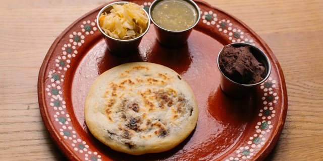 Frojoles Con Queso Pupusa