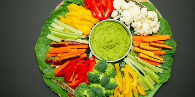 Mixed Veggie Platter w/ Sprouted Chickpea Kale Hummus