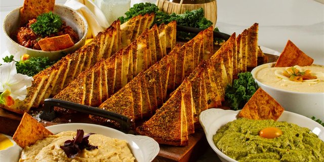 Mediterranean Hummus Platter
