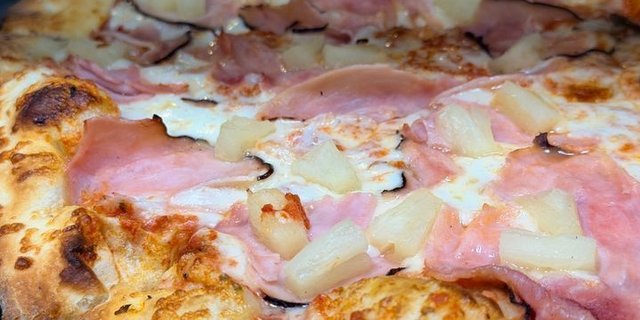 Hawaiian Pizza w/ Cauliflower Crust