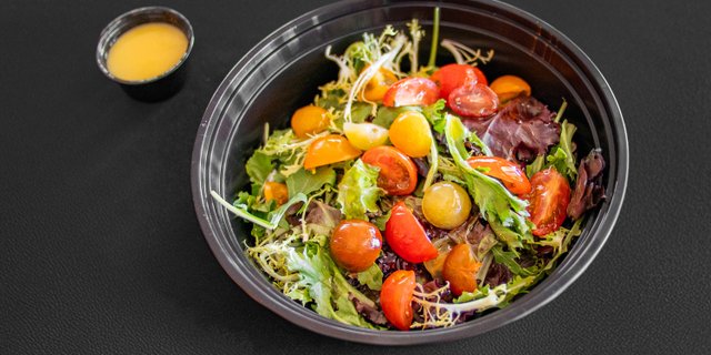 Organic Spring Mix with Cherry Tomatoes
