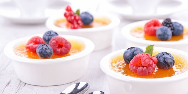 Crème Brulée & Berries