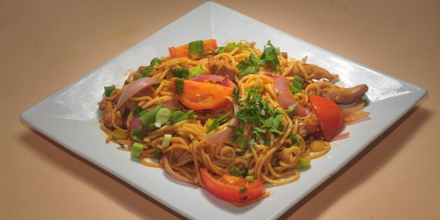 Tallarín Saltado de Pollo
