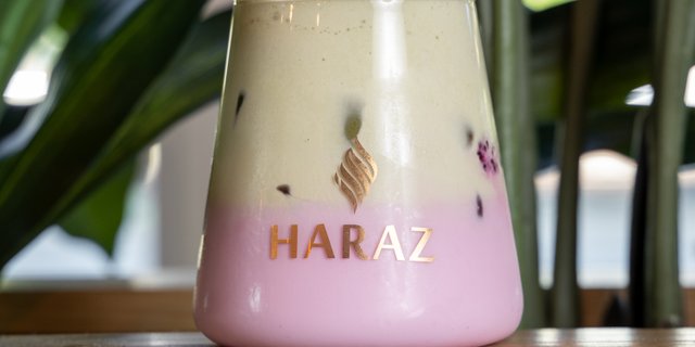 Dragonfruit Matcha Latte