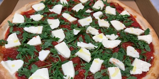 Fresh Mozzarella, Arugula & Tomato Pizza