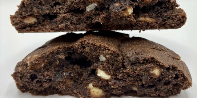 Chocolate Cookie w/ White Chips