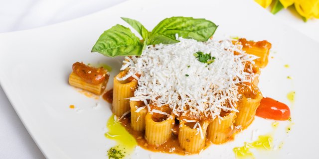 Rigatoni Pasta Con Bolognese Sauce
