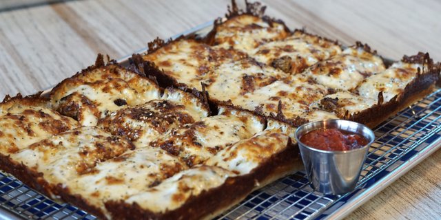 Large Detroit Cheesy Garlic Bread