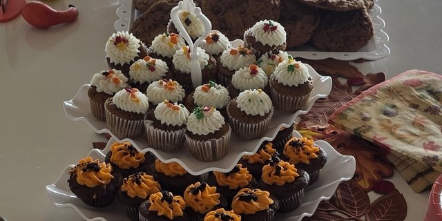 Festive Fall Mini Cupcakes (12)