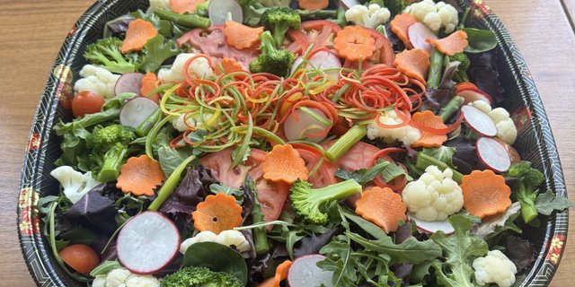 Fresh Vegetable Salad with Onion Dressing