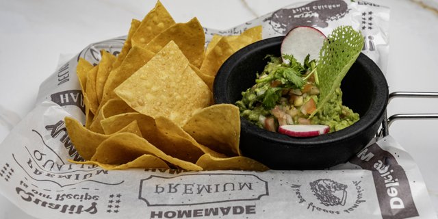 Chips & Guacamole Tray