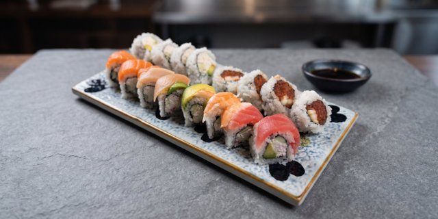 Rainbow, Spicy Tuna & California Roll Tray