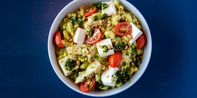 Pesto Chicken Mac & Cheese Tray