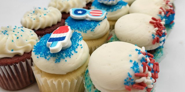 12 Mini Patriotic Cupcakes