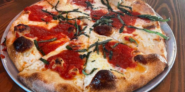 Nina's Old World Margherita Pizza