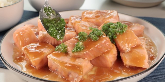 Ginger Scallion Salmon Platter