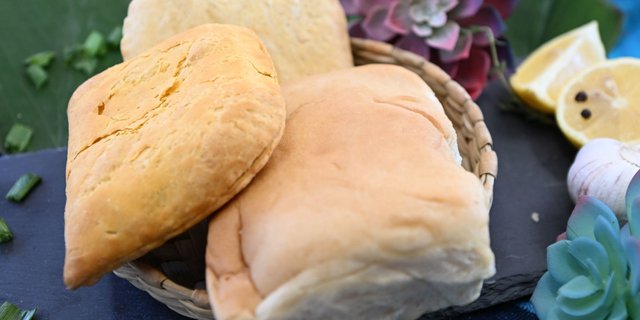 Curry Chicken Patty And Coco Bread
