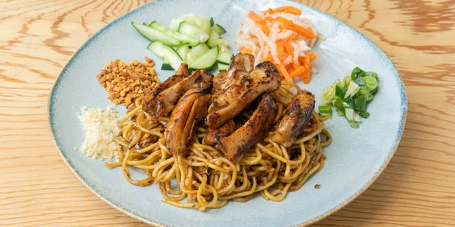 Garlic Noodles W/ Kaffir Lime Chicken Tray