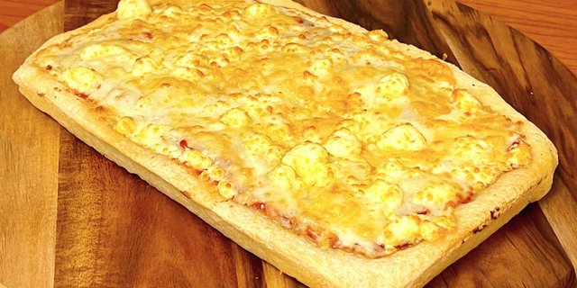 Hand-Tossed Razor Sharpe 6-Cheese Pizza