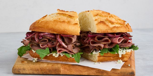 Roast Beef & Bleu Sandwich Lunch Box w/ Salad & Chips