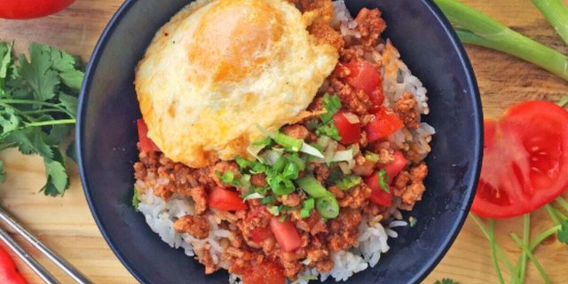 Tomato Pork Rice Bowl w/ Fried Egg Boxed Lunch