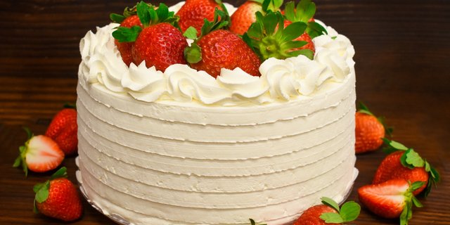 8” Strawberries & Cream Cake