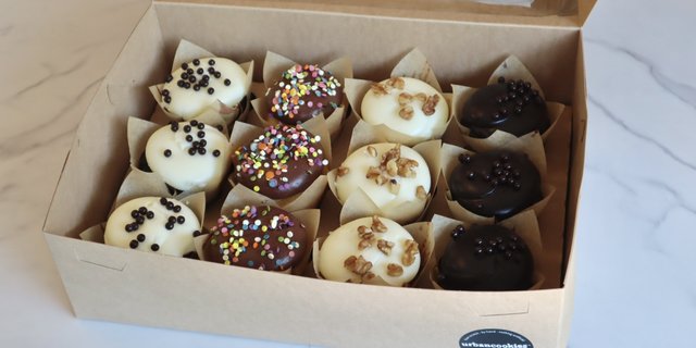 12 Assorted Cupcakes Box