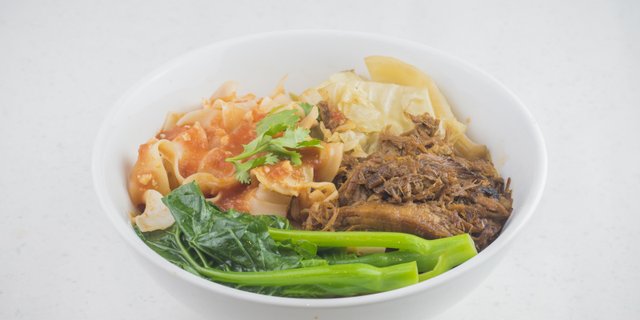 Tomato Egg Noodles w/ Braised Pork Kit