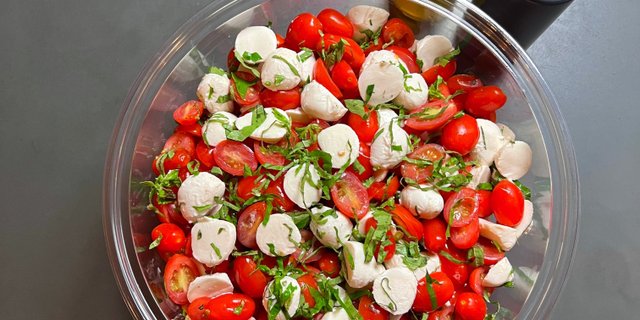 Tomato & Mozzarella Salad