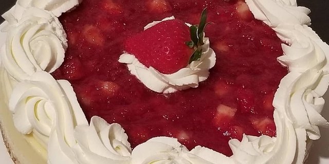 Vanilla Cheesecake w/ Berry Topping