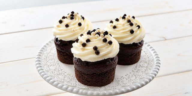 Chocolate Cupcakes W/ Vanilla Frosting