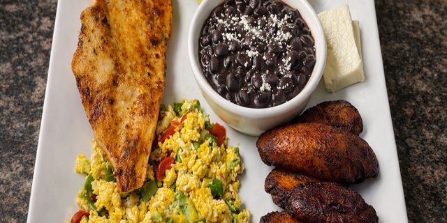 Desayuno Tipico w/ Pollo