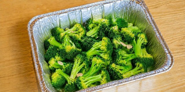 Broccoli With Garlic Tray