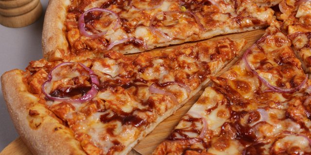 18" Smokey Chicken Pizza