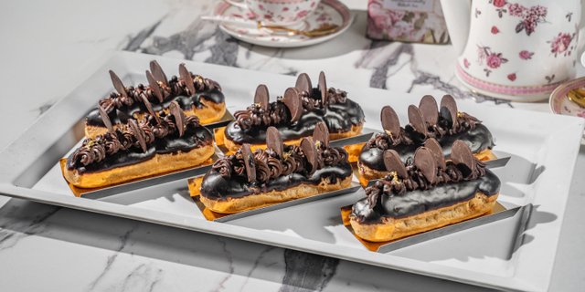 Lakon Half Dozen Chocolate Éclairs