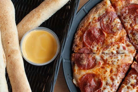Signature Individual Pizza w/ Breadsticks