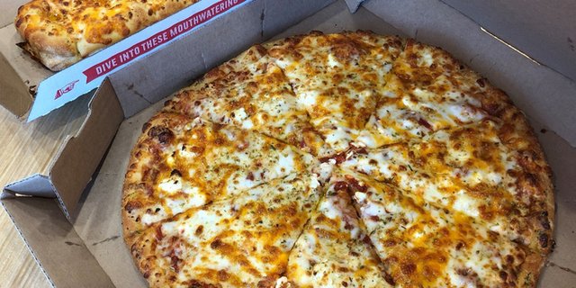 Wisconsin 6-Cheese Handmade Pan Pizza
