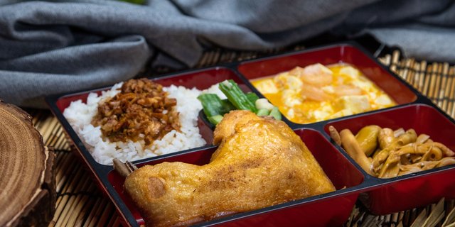 Deep-Fried Chicken Leg Bento Box