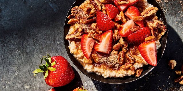 Steel Cut Oatmeal With Strawberries & Pecans Boxed Breakfast
