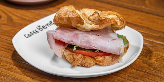 Ham, Tomato & Cream Cheese Sandwich